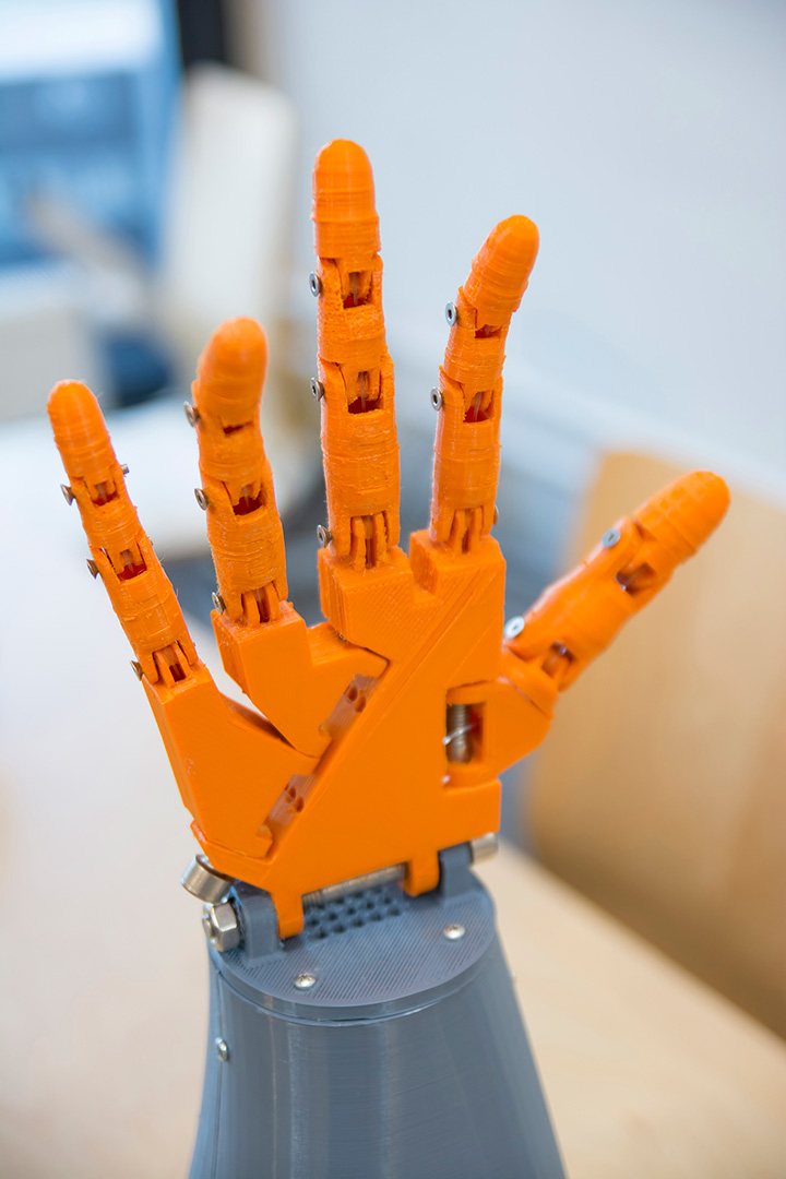 Tree Models | Garoto fabrica própria mão robótica com impressora 3D